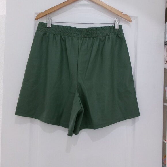 New with tag, Fabletics Vegan Leather Sage Smoke Green High Rise Shorts L Large - Picture 6 of 8